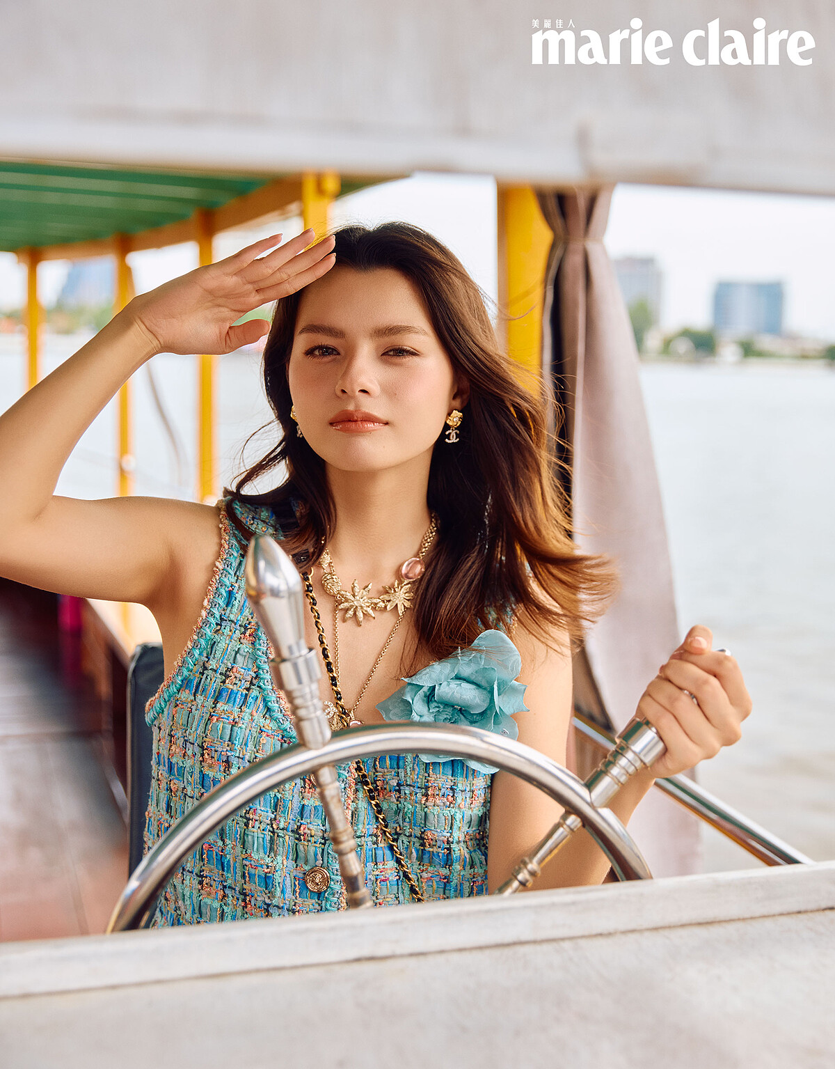 多彩飾以珠寶鈕釦斜紋軟呢無袖洋裝、藍綠色花卉圖騰絲質緹花九分褲、黑色皮革長靴、黑色亮面菱格紋肩背包、藍色絲質山茶花胸針、金色鑲以水晶雙C LOGO綴飾耳環、金色金屬鑲以粉色水晶短項鍊、金色金屬飾以粉色水晶墜飾長項鍊，All by CHANEL。