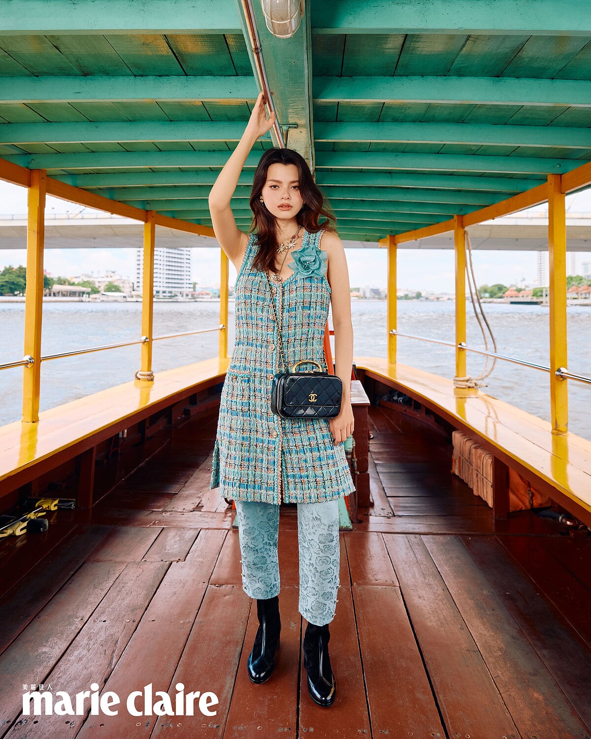 多彩飾以珠寶鈕釦斜紋軟呢無袖洋裝、藍綠色花卉圖騰絲質緹花九分褲、黑色皮革長靴、黑色亮面菱格紋肩背包、藍色絲質山茶花胸針、金色鑲以水晶雙C LOGO綴飾耳環、金色金屬鑲以粉色水晶短項鍊、金色金屬飾以粉色水晶墜飾長項鍊，All by CHANEL。