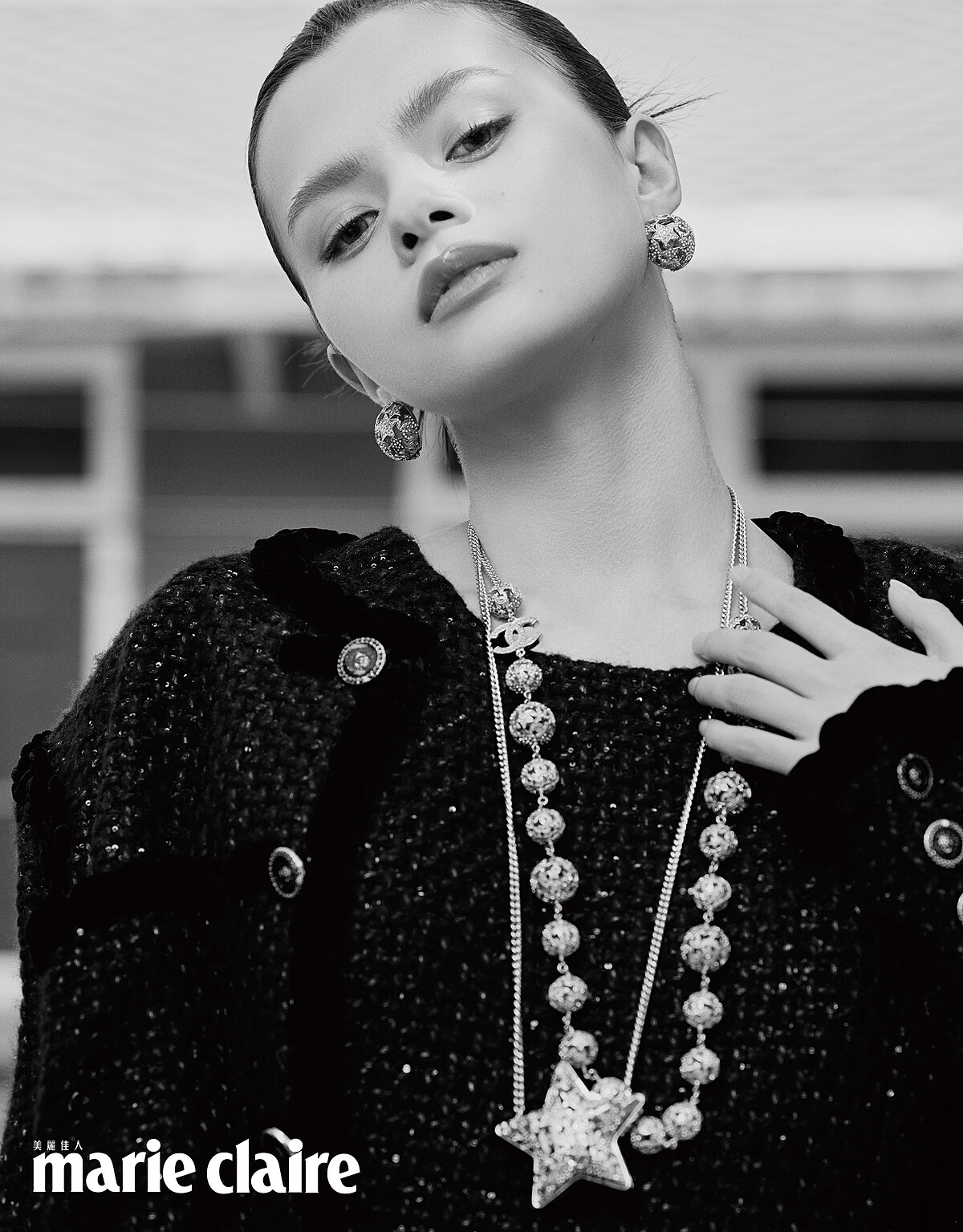 黑金色飾以盤釦與珠寶鈕釦斜紋軟呢外套、黑金色是以珠寶鈕釦斜紋軟呢無袖洋裝、白色亮面皮革迷你手拿包、銀色星星造型墜飾長項鍊、銀色星星球型耳環、銀色星星球型墜飾長項鍊、黑色皮革及膝長靴，All by CHANEL。