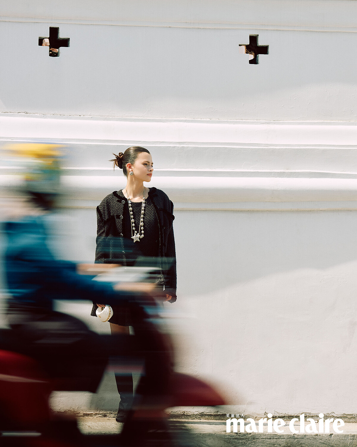 黑金色飾以盤釦與珠寶鈕釦斜紋軟呢外套、黑金色是以珠寶鈕釦斜紋軟呢無袖洋裝、白色亮面皮革迷你手拿包、銀色星星造型墜飾長項鍊、銀色星星球型耳環、銀色星星球型墜飾長項鍊、黑色皮革及膝長靴，All by CHANEL。