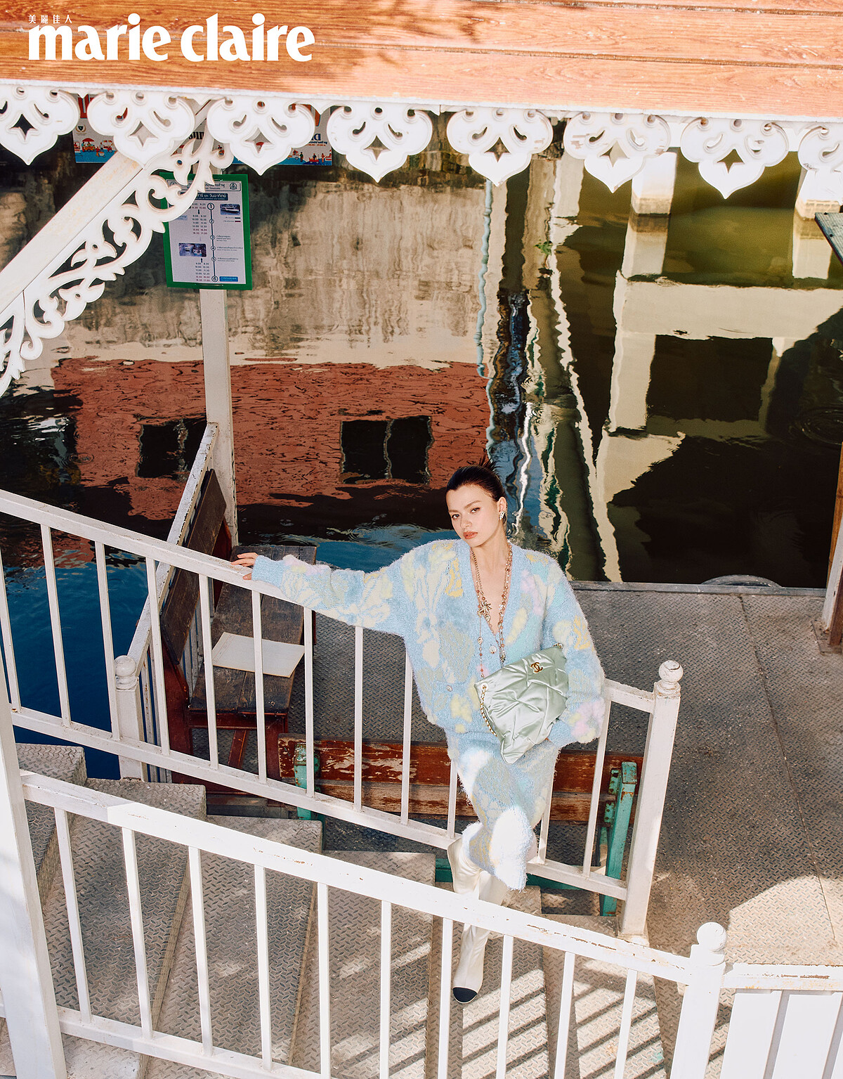 多彩羊絨開襟衫、多彩羊絨長裙、黑白色緞面長靴、淺綠色菱格紋緞面包款、金色飾以珍珠與水鑽長項鍊、金色葉子造型耳環，All by CHANEL。