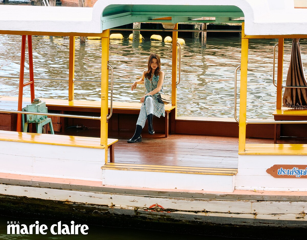 多彩飾以珠寶鈕釦斜紋軟呢無袖洋裝、藍綠色花卉圖騰絲質緹花九分褲、黑色皮革長靴、黑色亮面菱格紋肩背包、藍色絲質山茶花胸針、金色鑲以水晶雙C LOGO綴飾耳環、金色金屬鑲以粉色水晶短項鍊、金色金屬飾以粉色水晶墜飾長項鍊，All by CHANEL。