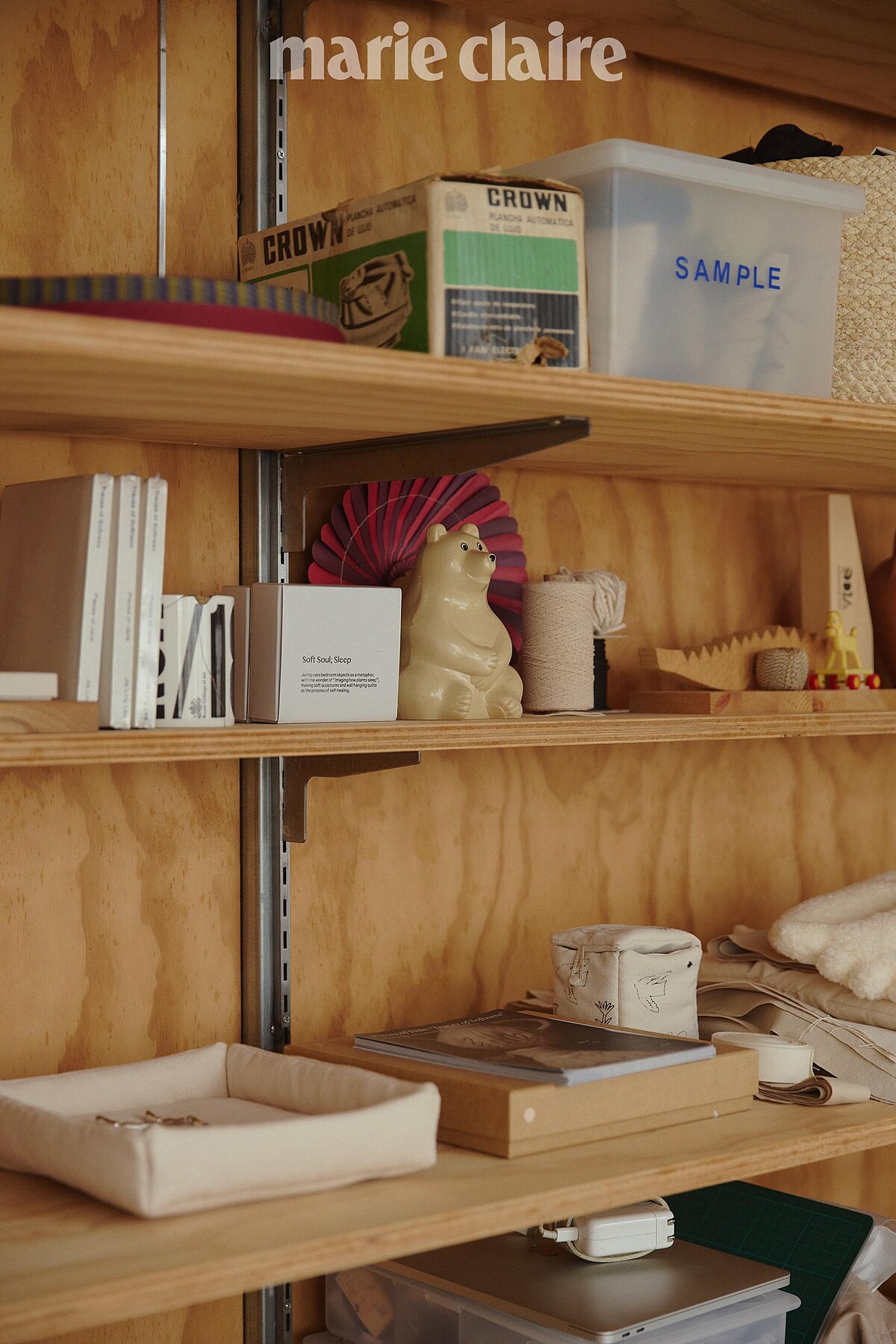 架上是佳玲旅英時期，來自歐洲各國的旅行收藏，以及朋友們送的禮物，像是古董熨斗、芬蘭的小熊撲滿等。