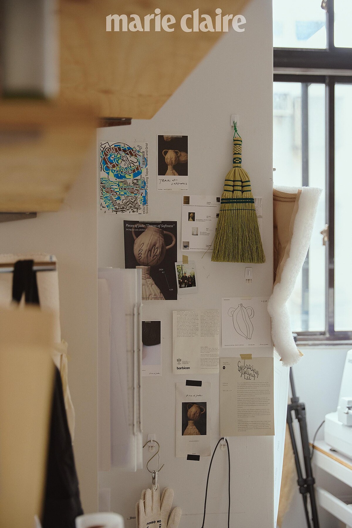 工作室中的點綴包含可愛家飾品以及柱子展覽的邀請卡，保存了不同時期的回憶。