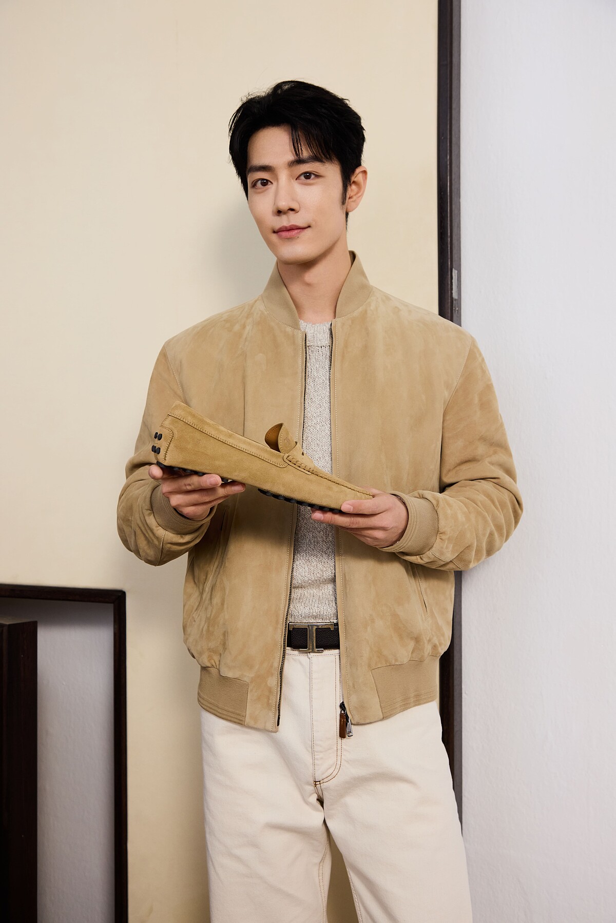 肖戰演繹TOD&rsquo;S《ITALIAN HANDS》形象，身穿麂皮外套搭配Gommino豆豆鞋