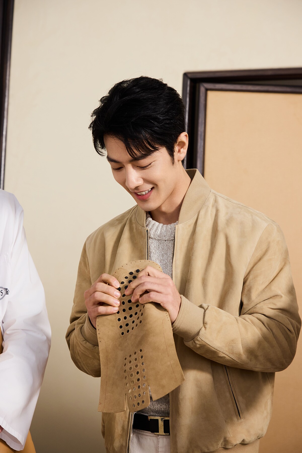 肖戰與TOD&rsquo;S工匠一同體驗鞋履製作過程