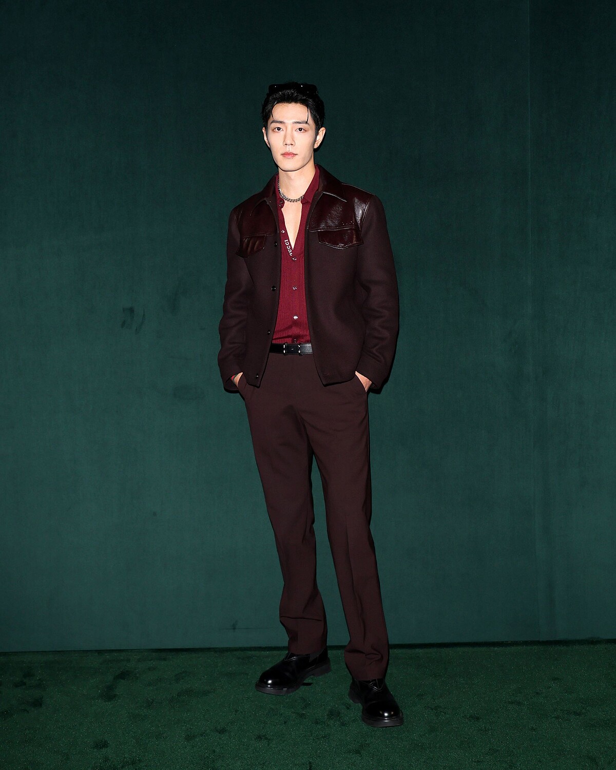 肖戰出席GUCCI秋冬時裝大秀，身穿暗紅色系率性造型