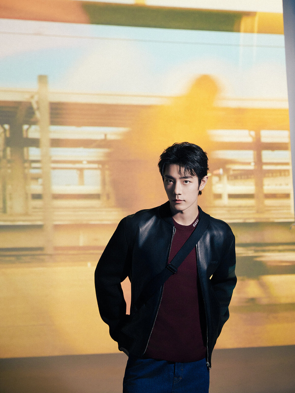 肖戰GUCCI秀前機場穿搭，身穿皮衣風格造型