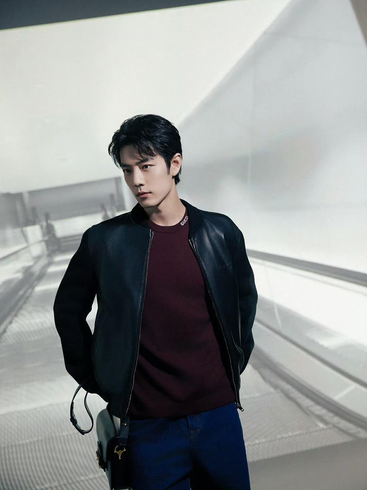 肖戰GUCCI秀前機場穿搭細節，搭配酒紅色上衣