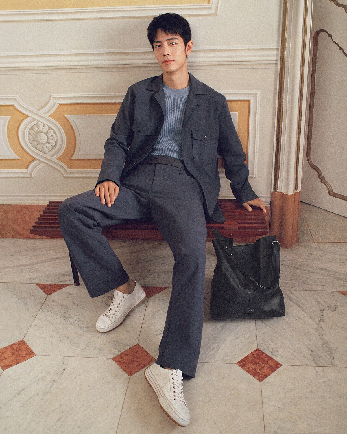 肖戰演繹TOD&rsquo;S 2025春夏系列深藍色休閒正裝造型