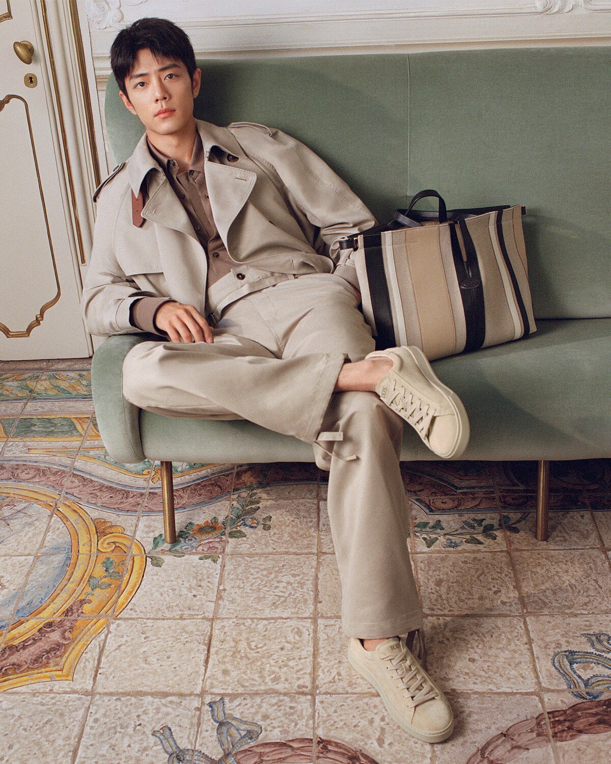 肖戰演繹TOD&rsquo;S 2025春夏系列沙色風衣造型