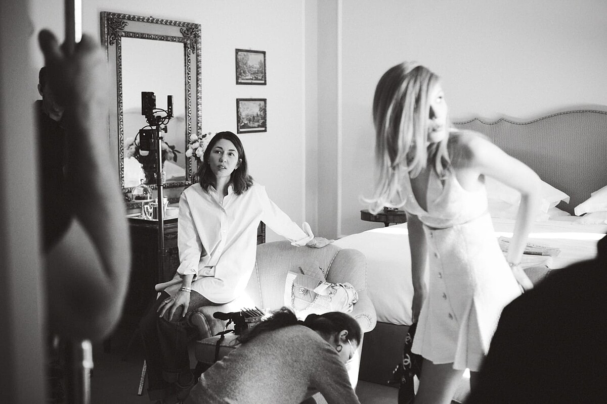 蘇菲亞．柯波拉拍攝Cruise 2025/26 collection幕後花絮。