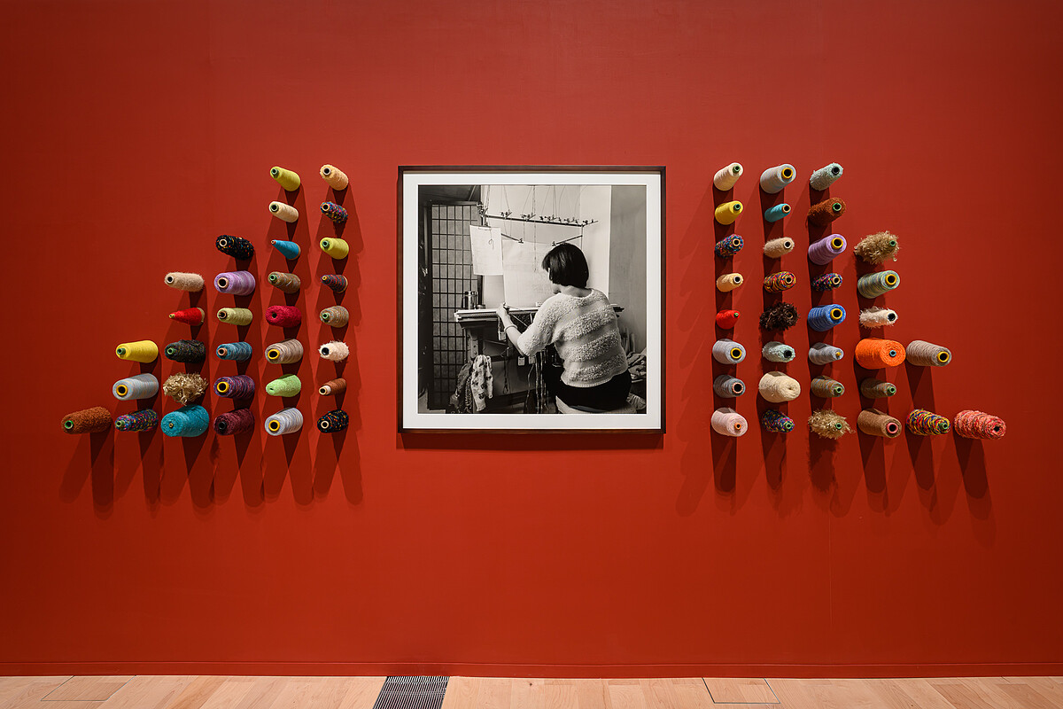 侯淑姿(HOU Lulu Shur-tzy, 1962–2023),〈青春編織曲(一)〉(Labors and Labels I),1997。(新北市美術館提供,攝影:王世邦。)