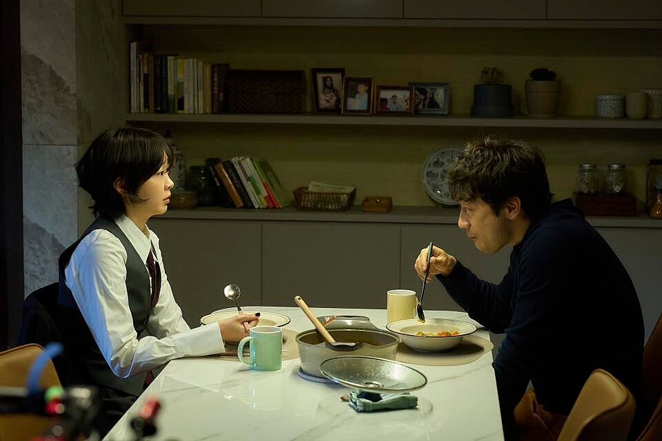 兩人在犯罪側寫及辦案的途中，也漸漸產生了些曖昧的火花。