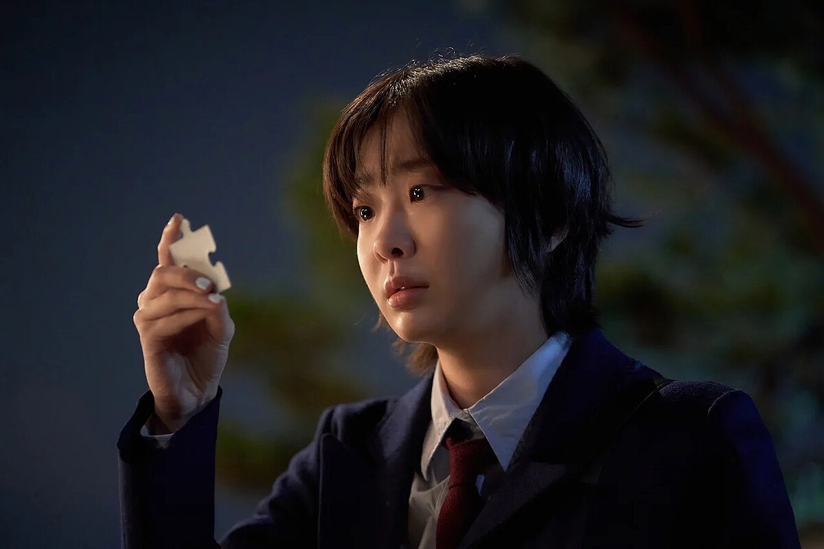 尹異羅誰都不信任，甚至連自己都懷疑成嫌疑犯。