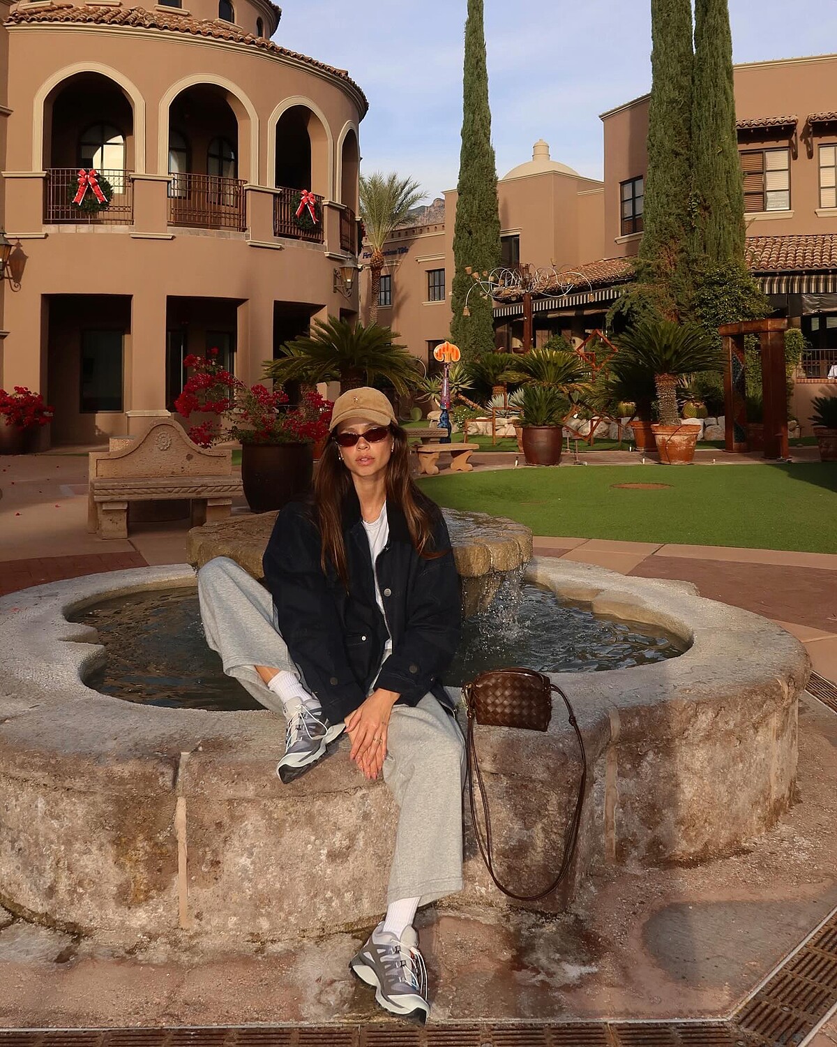 Salomon運動鞋搭白T的極簡通勤風格穿搭