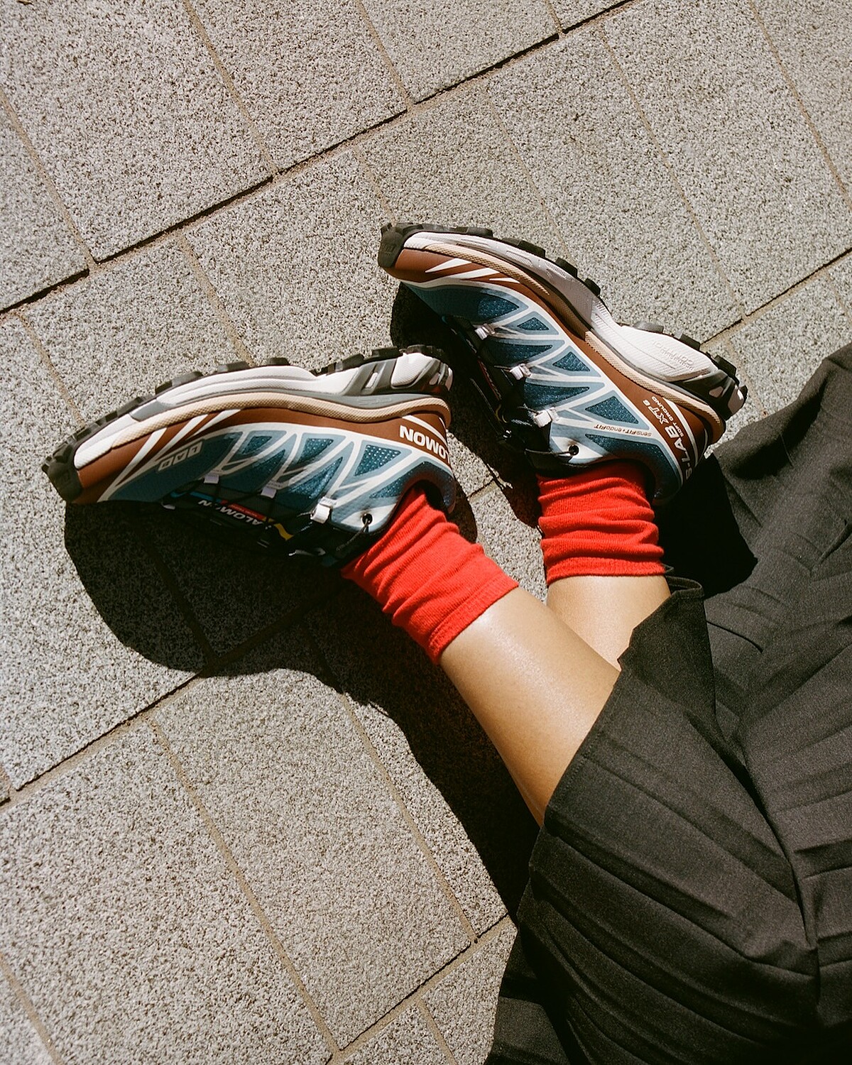 穿搭Salomon鞋款時搭配襪子以修飾腿部比例的造型