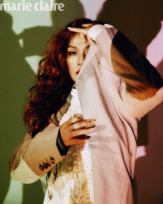 卡其色迴紋針西裝外套、白色繩結拼接式襯衫裙、卡其色抓褶短裙、黑色軍靴，All by Moschino。