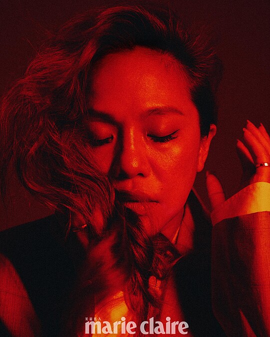 卡其色迴紋針西裝外套、白色繩結拼接式襯衫裙、卡其色抓褶短裙、黑色軍靴，All by Moschino。