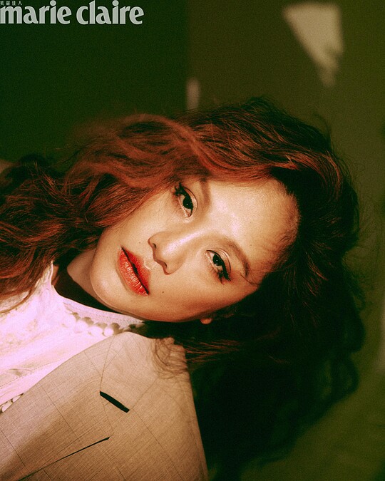 卡其色迴紋針西裝外套、白色繩結拼接式襯衫裙、卡其色抓褶短裙、黑色軍靴，All by Moschino。