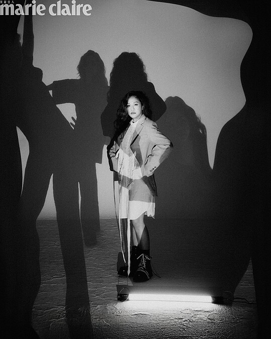 卡其色迴紋針西裝外套、白色繩結拼接式襯衫裙、卡其色抓褶短裙、黑色軍靴，All by Moschino。