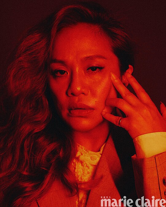 卡其色迴紋針西裝外套、白色繩結拼接式襯衫裙、卡其色抓褶短裙、黑色軍靴，All by Moschino。