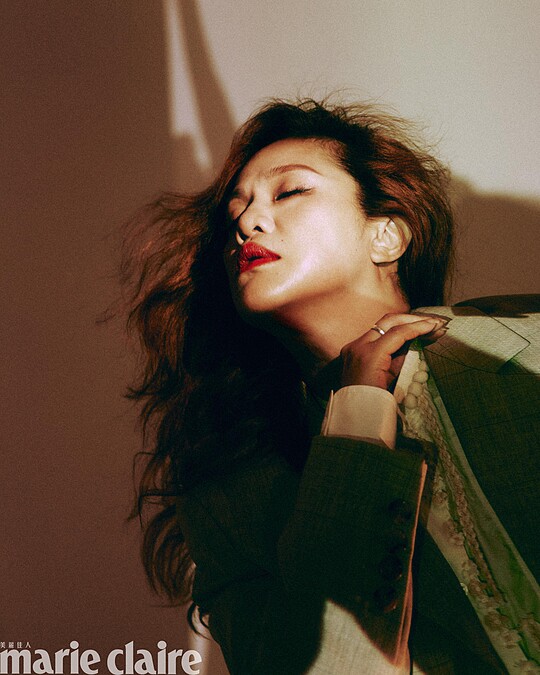 卡其色迴紋針西裝外套、白色繩結拼接式襯衫裙、卡其色抓褶短裙、黑色軍靴，All by Moschino。