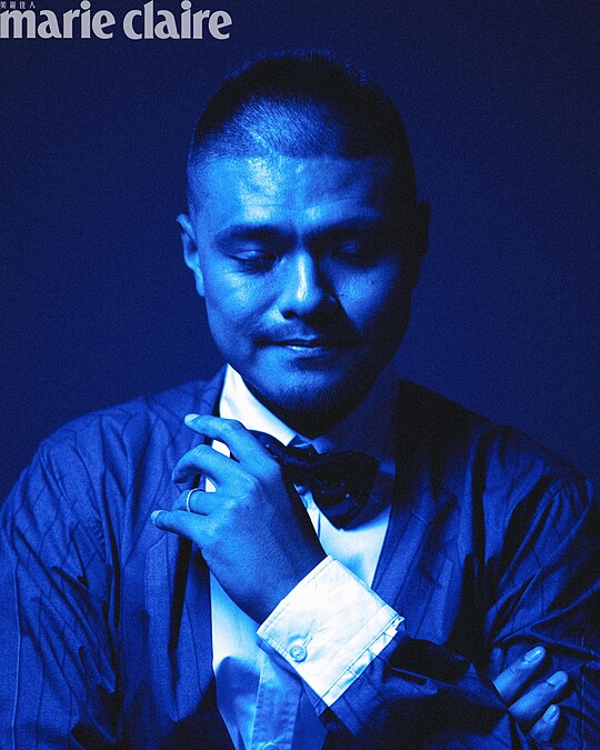 深灰色印花襯衫、深灰素面西裝褲，Both by Moschino；白色星星領結、黑色皮鞋，Both by Paul Smith。