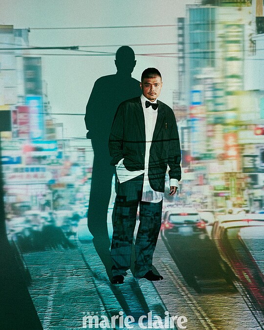 深灰色印花襯衫、深灰素面西裝褲，Both by Moschino；白色星星領結、黑色皮鞋，Both by Paul Smith。