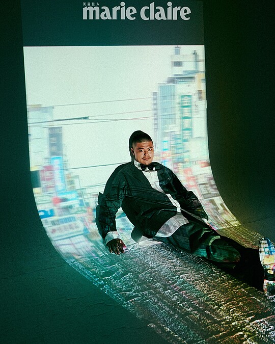 深灰色印花襯衫、深灰素面西裝褲，Both by Moschino；白色星星領結、黑色皮鞋，Both by Paul Smith。