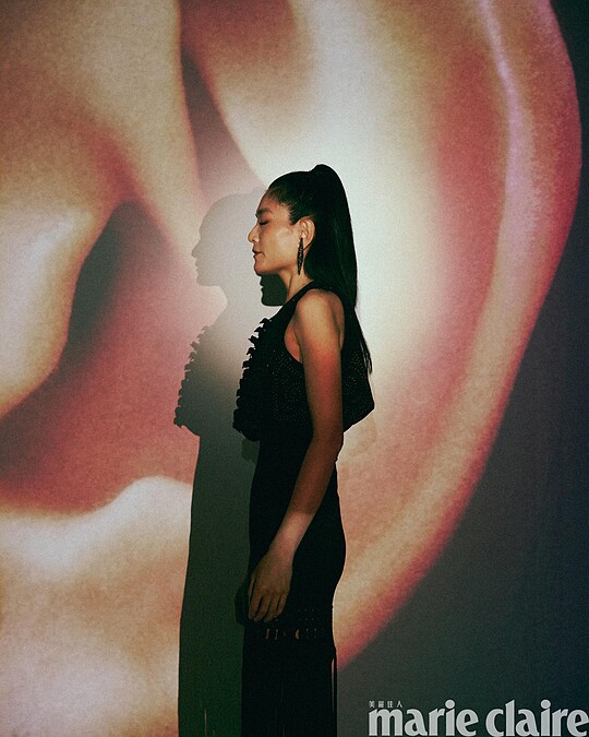 黑色流蘇背心洋裝，Sandro；黑色刺繡背心、耳環，both by H&M。