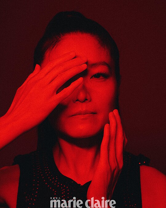 黑色流蘇背心洋裝，Sandro；黑色刺繡背心、耳環，both by H&M。