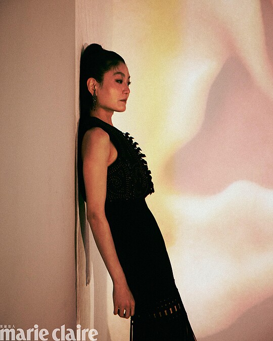 黑色流蘇背心洋裝，Sandro；黑色刺繡背心、耳環，both by H&M。