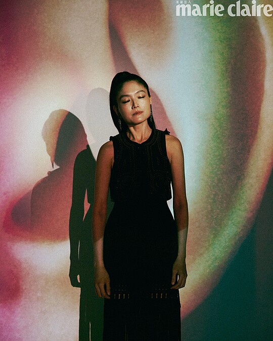 黑色流蘇背心洋裝，Sandro；黑色刺繡背心、耳環，both by H&M。