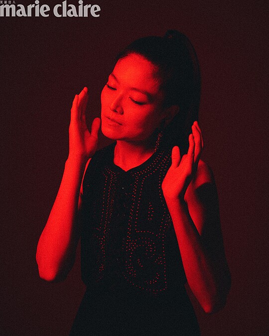 黑色流蘇背心洋裝，Sandro；黑色刺繡背心、耳環，both by H&M。