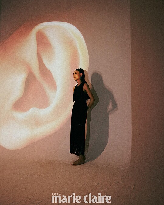 黑色流蘇背心洋裝，Sandro；黑色刺繡背心、耳環，both by H&M。