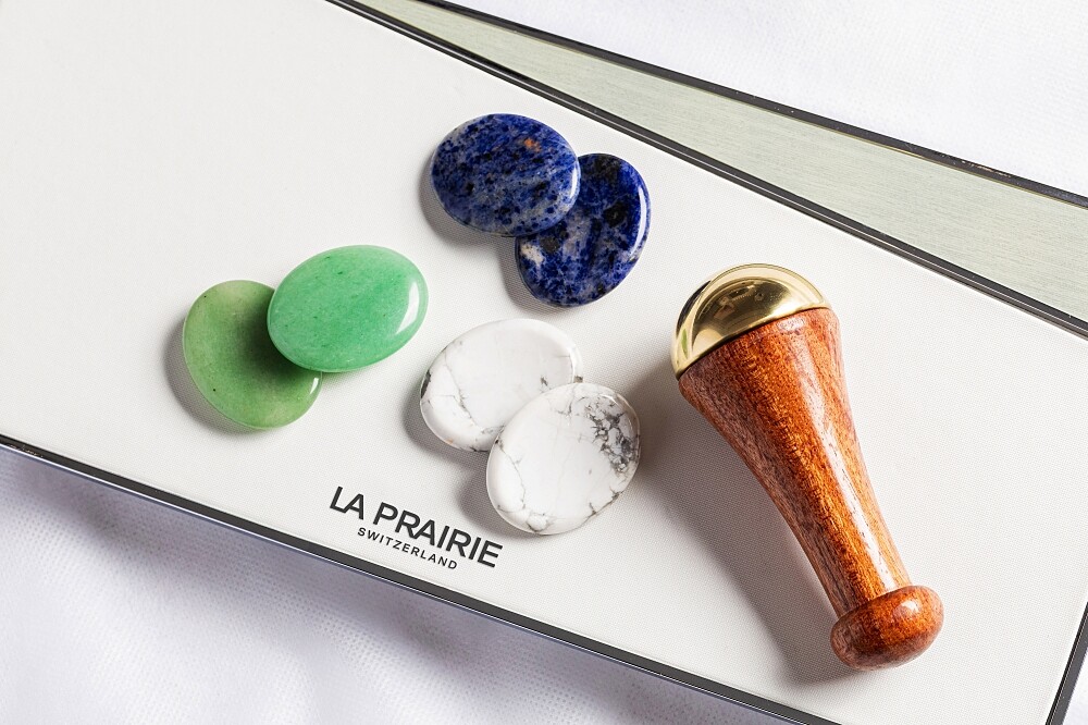 LA PRAIRIE萊珀妮引入療癒天然水晶石、釋壓阿育吠陀康沙棒。