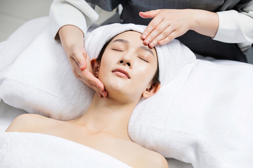 LA PRAIRIE萊珀妮獨創瑞士川流按摩手法。