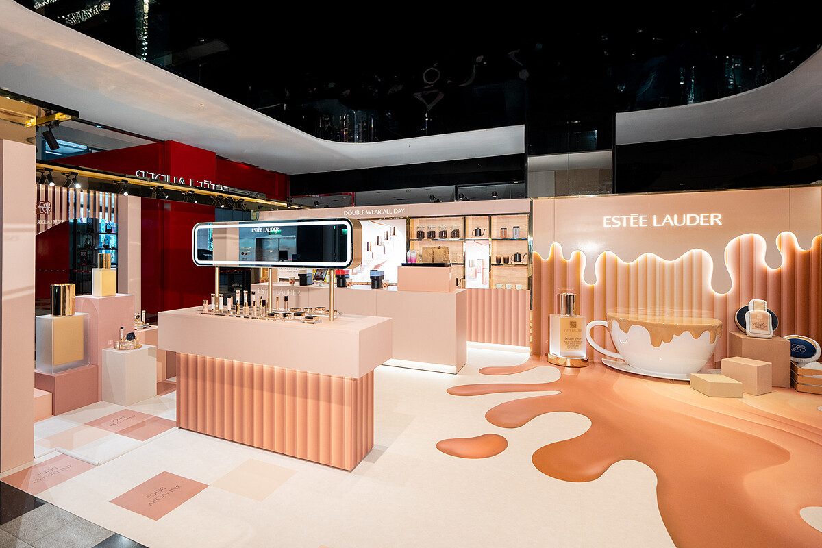 雅詩蘭黛粉持久冰紛玩色Caf&eacute;現場照。