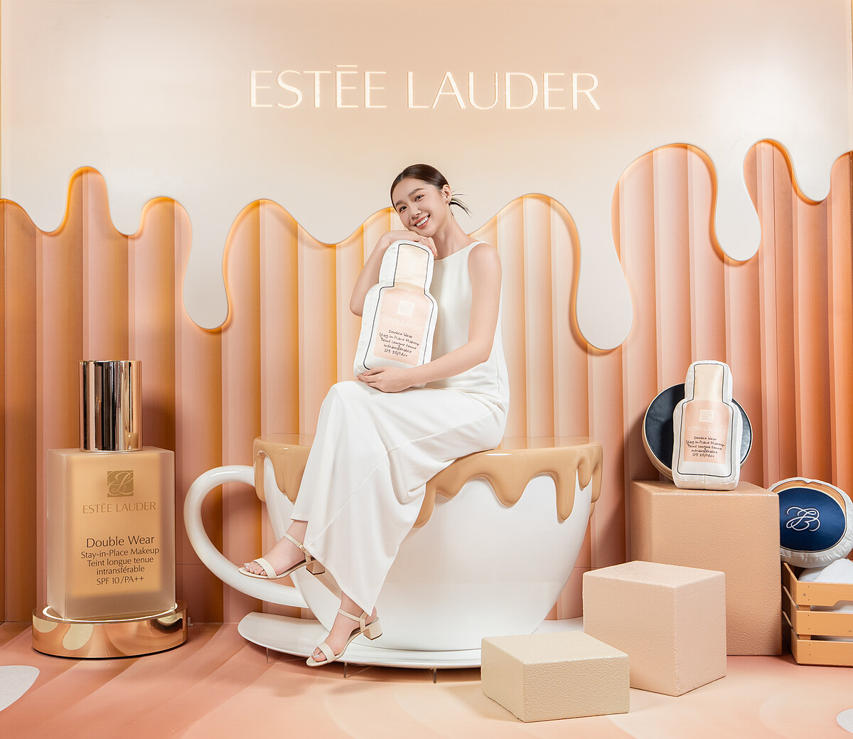 在雅詩蘭黛粉持久冰紛玩色Café變身最萌杯緣子。