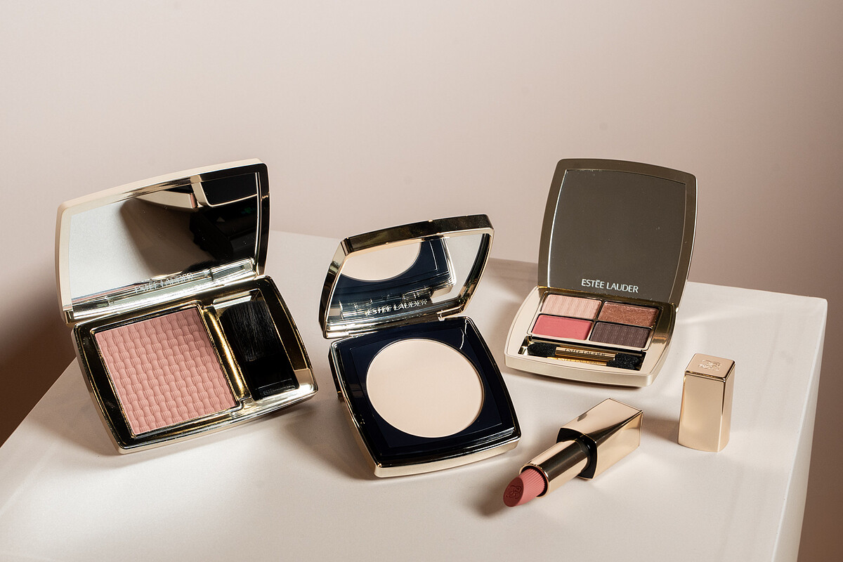 雅詩蘭黛新品(左)絕對慾望持色柔焦腮紅(共7色)NT1,850、(中)粉持久柔焦控油粉餅(共8色)NT1,900、(右後)絕對慾望經典4色眼影盤(共6色)NT2,400、(右前)絕美奢潤精萃唇膏-柔霧款(共10色)NT1,450