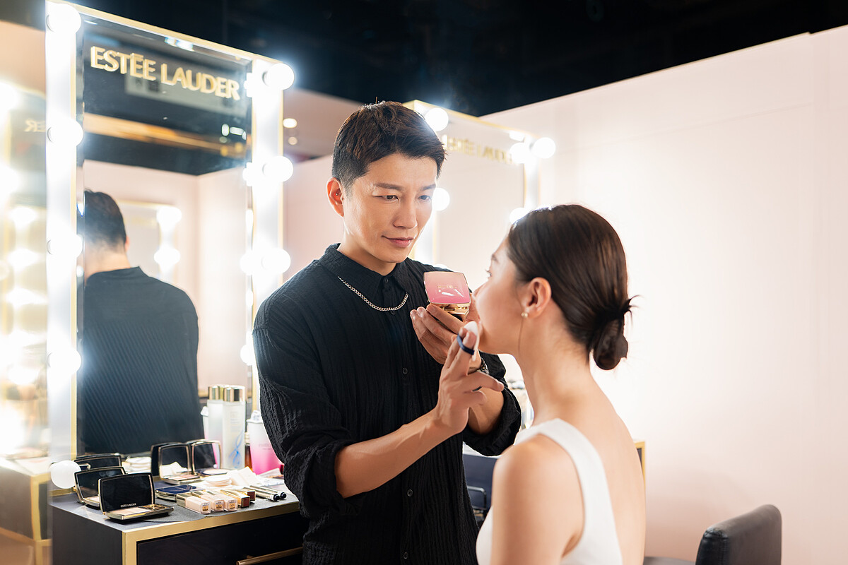 雅詩蘭黛粉持久冰紛玩色Café有專業妝髮團隊，一對一打造專屬於你最精緻的妝容。