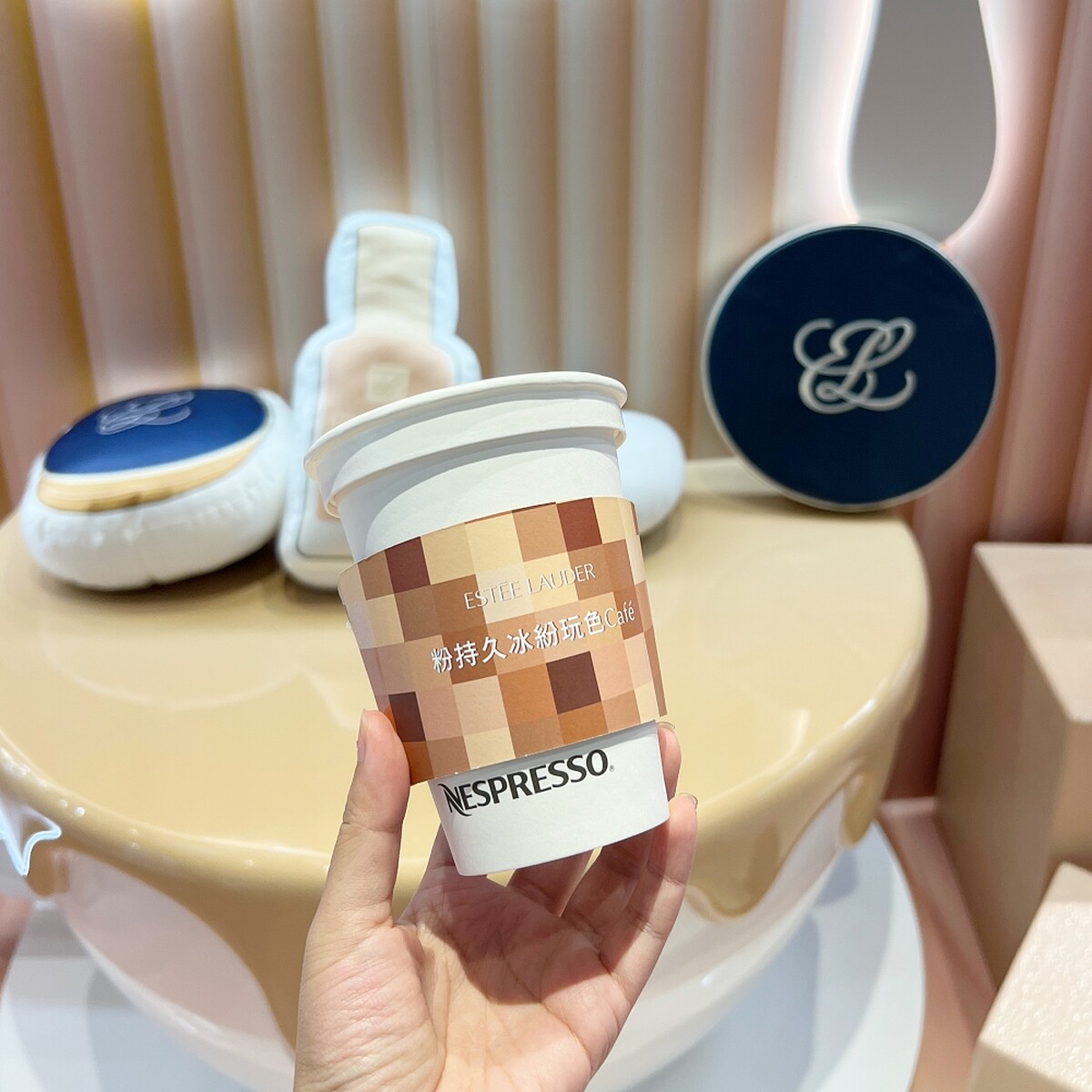 雅詩蘭黛粉持久冰紛玩色Café預約消費禮(冰紛玩色沁涼冰杯、海軍藍美妝蛋1 顆、粉持久完美持妝粉底SPF10/PA++(#1W2)7ml