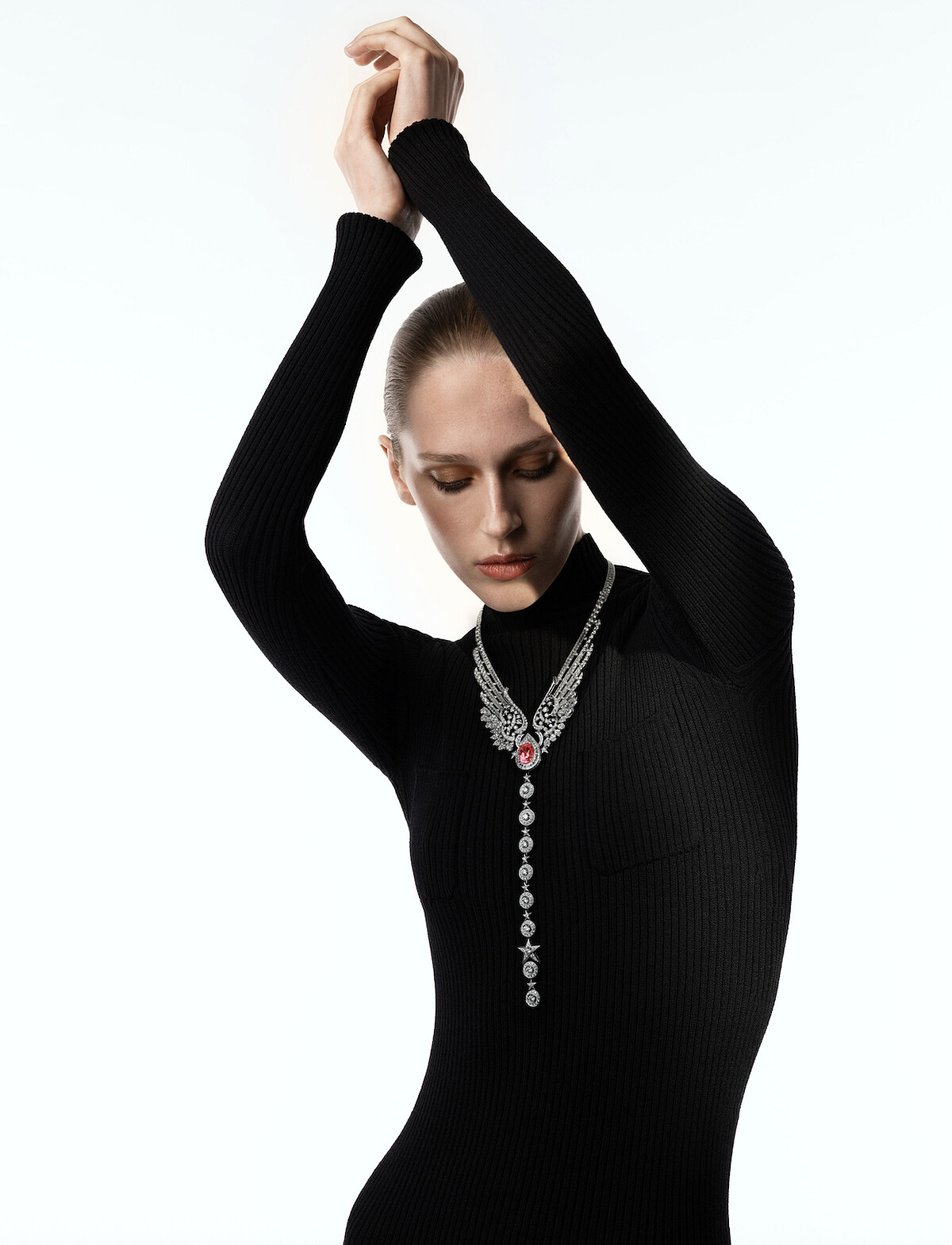 Chanel 2025頂級珠寶系列《Reach For The Stars》代表作&mdash;&mdash;Wings of CHANEL項鍊，模特兒穿戴圖