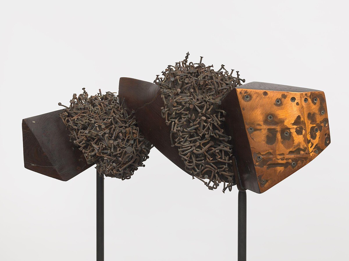 Jack Whitten｜非裔美國人雷電（The Afro American Thunderbolt）｜1983/1984｜黑桑木、銅板與釘子｜63.5 &times; 22.9 &times; 25.4 cm｜&copy; 由 Jack Whitten 遺產與 Hauser & Wirth 畫廊提供，攝影：Genevieve Hanson