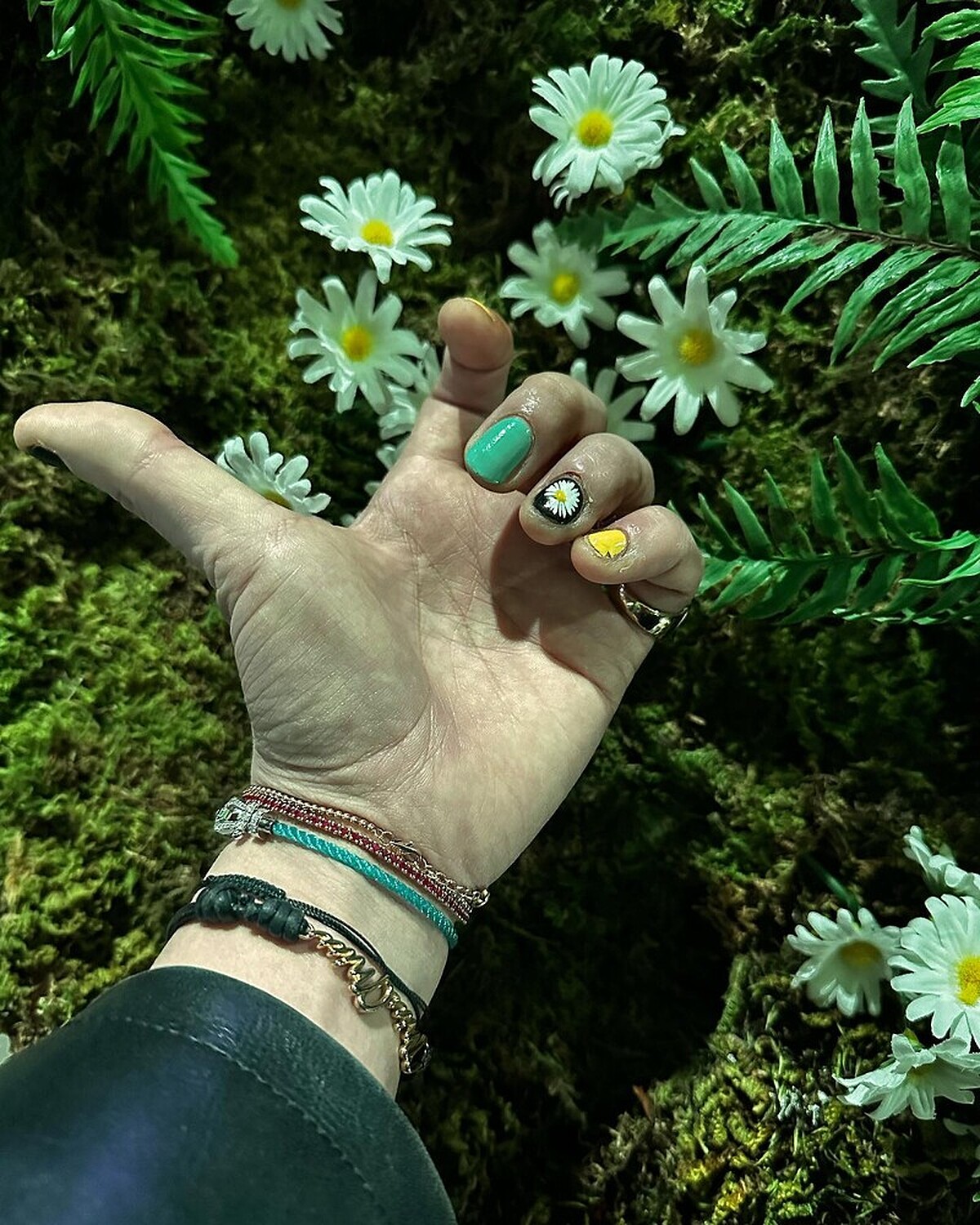 GD本人曬出的雛菊美甲，採用薄荷綠、黃色等鮮明色彩的撞色設計，特別吸睛。