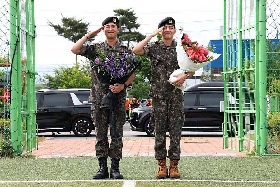 BTS成員V金泰亨以及隊長RM金南俊結束兵役。