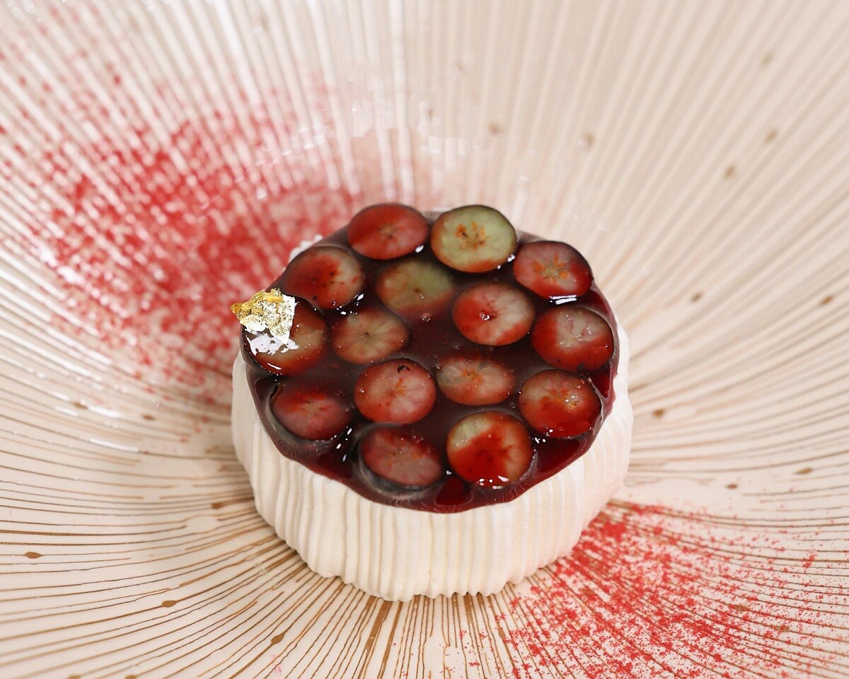 「藍莓帕夫洛娃、優格、薑汁冰淇淋」,蛋白霜餅搭配新鮮藍莓及酸甜藍莓醬,內藏優格與薑汁冰淇淋,外殼酥脆內裡柔潤的蛋白霜與藍莓馥郁果酸完美搭配,襯以酸爽柔順優格及微帶辣感的薑汁冰淇淋,宛如芭蕾舞者般輕盈優雅的夏夜甜點。