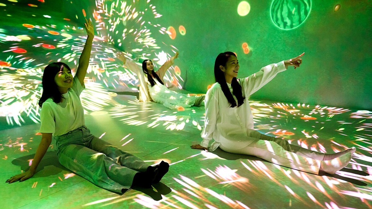 teamLab高雄展作品：《滑梯水果園》