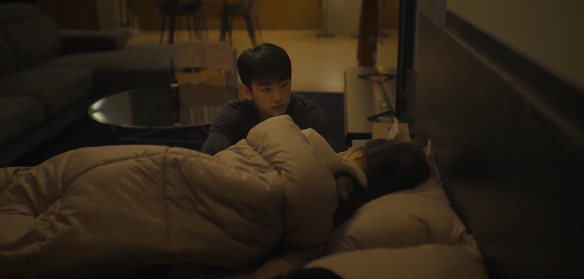 昊洙盯著未知，看得入迷覺得有趣